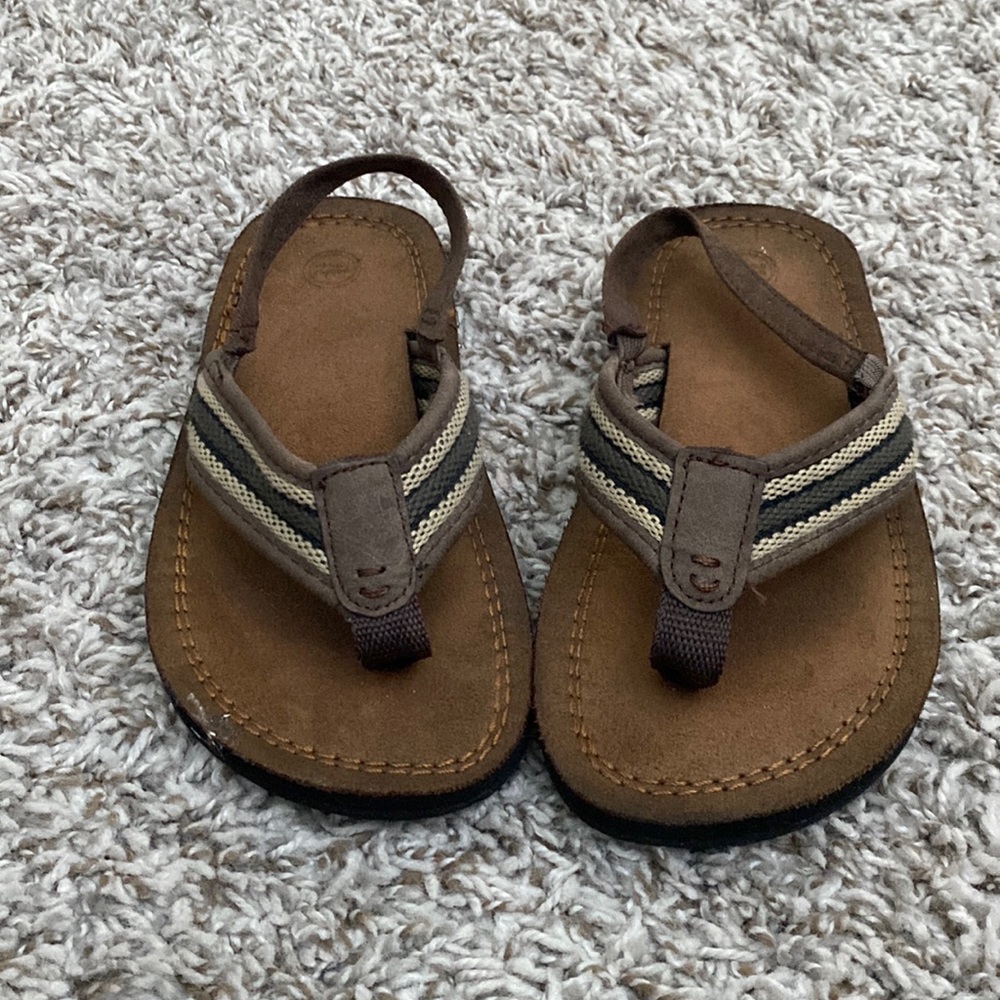 Boys strapped flops
